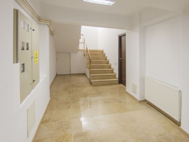 Piata Victoriei/ A.I.Cuza- imobil birou, 12 camere,450mp