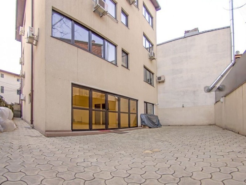 Piata Victoriei/ A.I.Cuza- imobil birou, 12 camere,450mp
